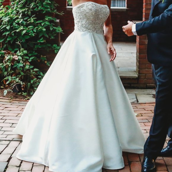 Wedding Dress - Picture 1 of 7